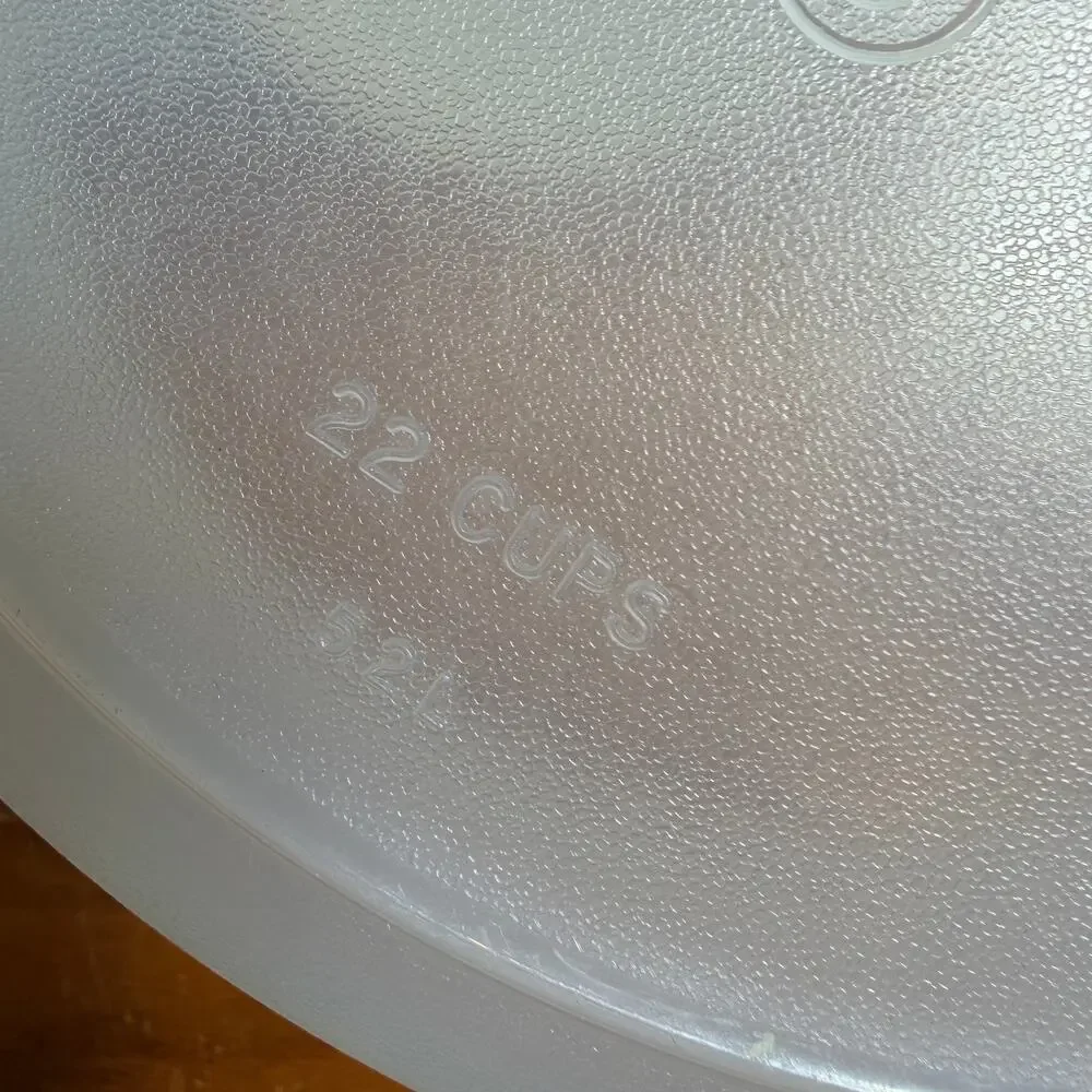 Rubbermaid Servin' Saver #5 Large Round Storage Container 22 Cup Almond Lid